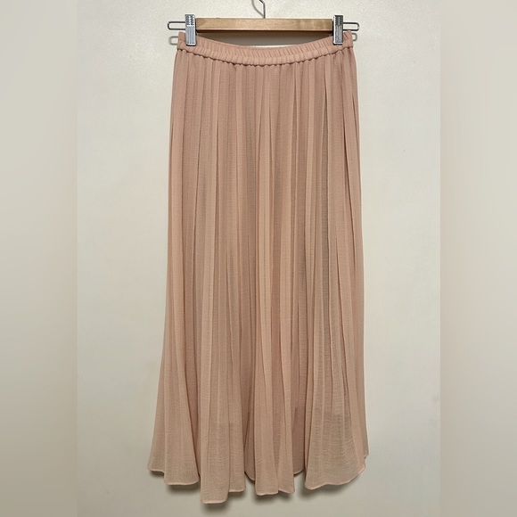 Uniqlo Pleated Skirt - Picture 1 of 3